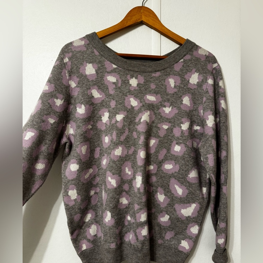 Light grey and pinkish/purple cheetah print design. Brand- APRICOT